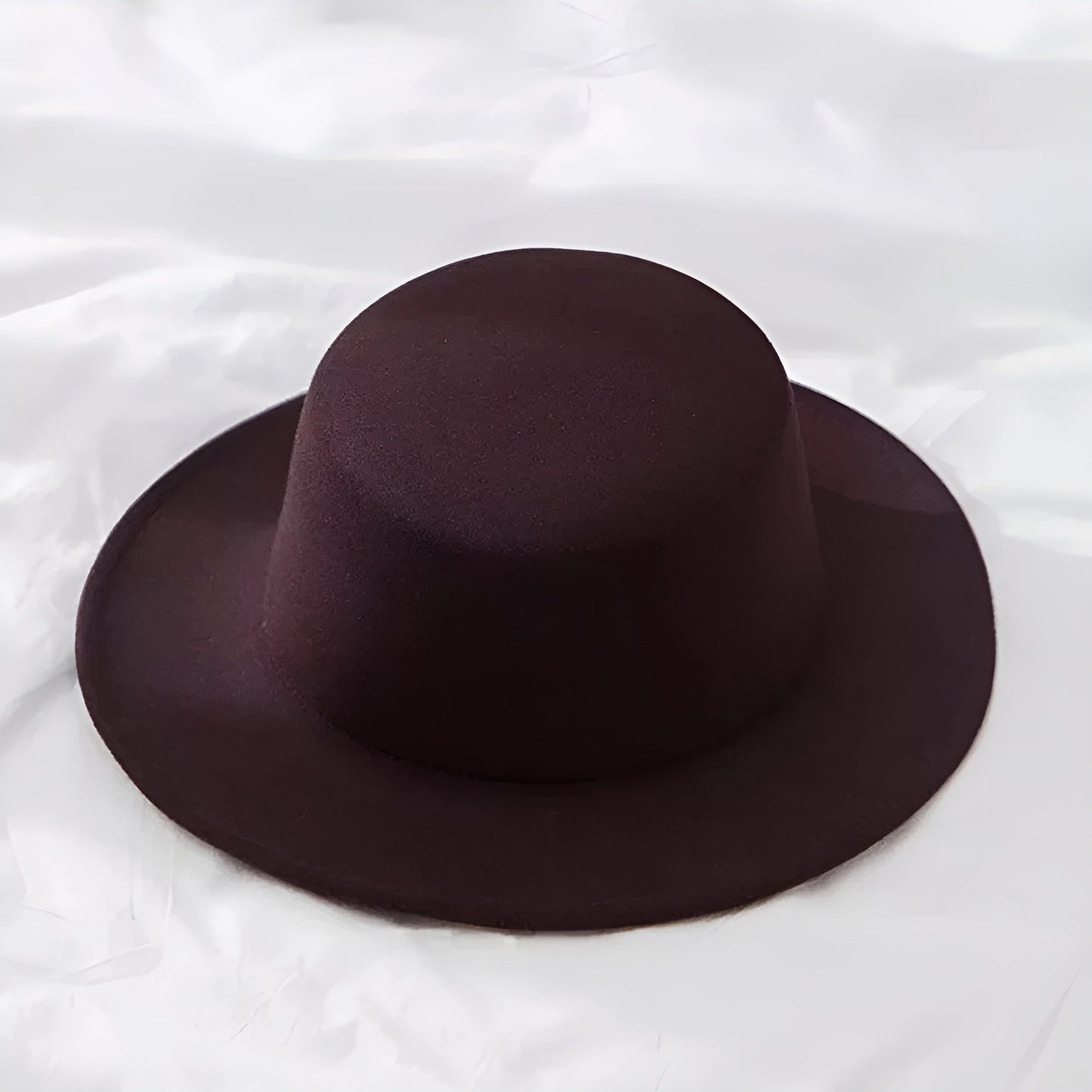 Chapeau Fedora en coton, posé sur une étagère