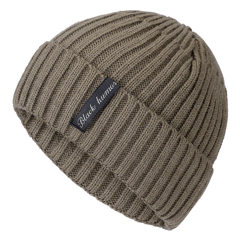 Bonnet noir sur mannequin, style intemporel et chic