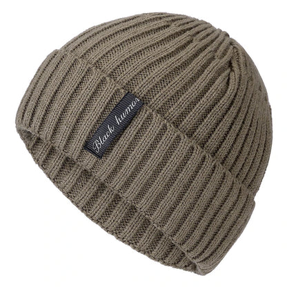 Bonnet noir sur mannequin, style intemporel et chic
