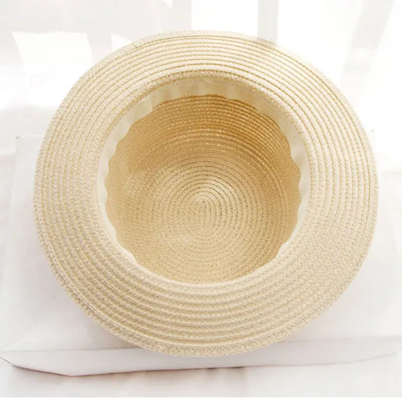 Chapeau de paille porté par une femme en robe d'été