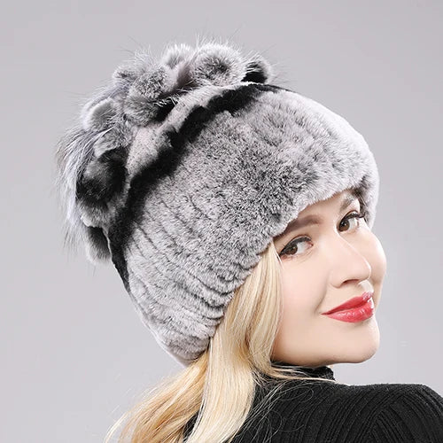 Bonnet en fausse fourrure présenté sur un mannequin