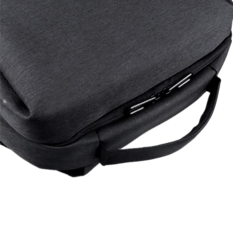Intérieur du sac à dos avec plusieurs compartiments spacieux