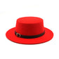 Vue de profil d'un homme avec un Fedora bleu marine
