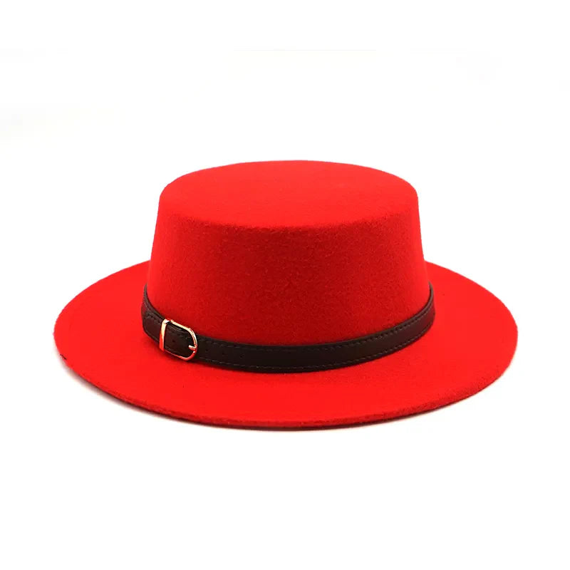 Vue de profil d'un homme avec un Fedora bleu marine