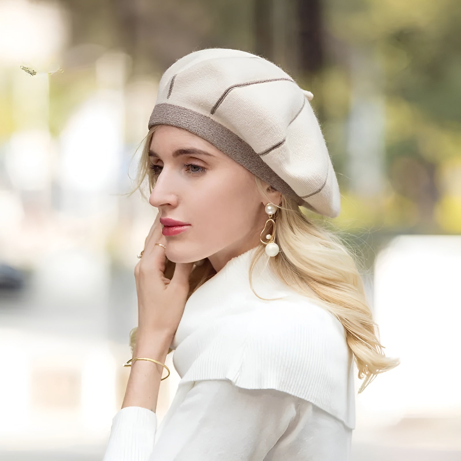 Gros plan sur un béret en laine beige, texture douce