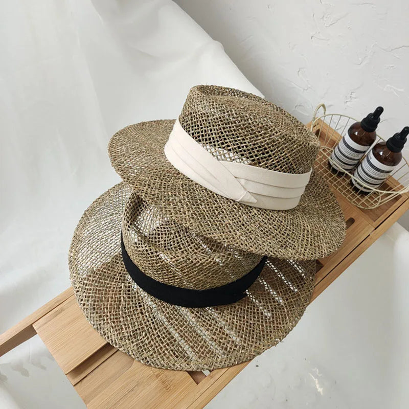 Chapeau de paille sur fond blanc, vue de côté