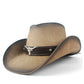 Homme portant un chapeau cowboy en cuir dans un champ