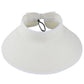 Chapeau de paille sur une plage de sable fin