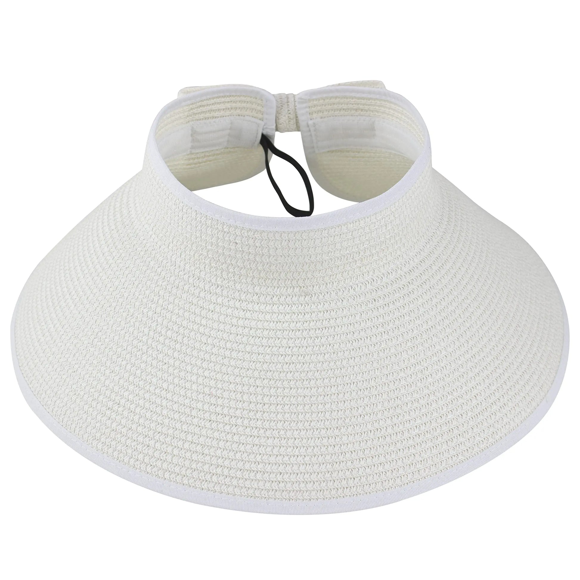 Chapeau de paille sur une plage de sable fin