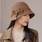 Femme portant un chapeau cloche élégant en extérieur
