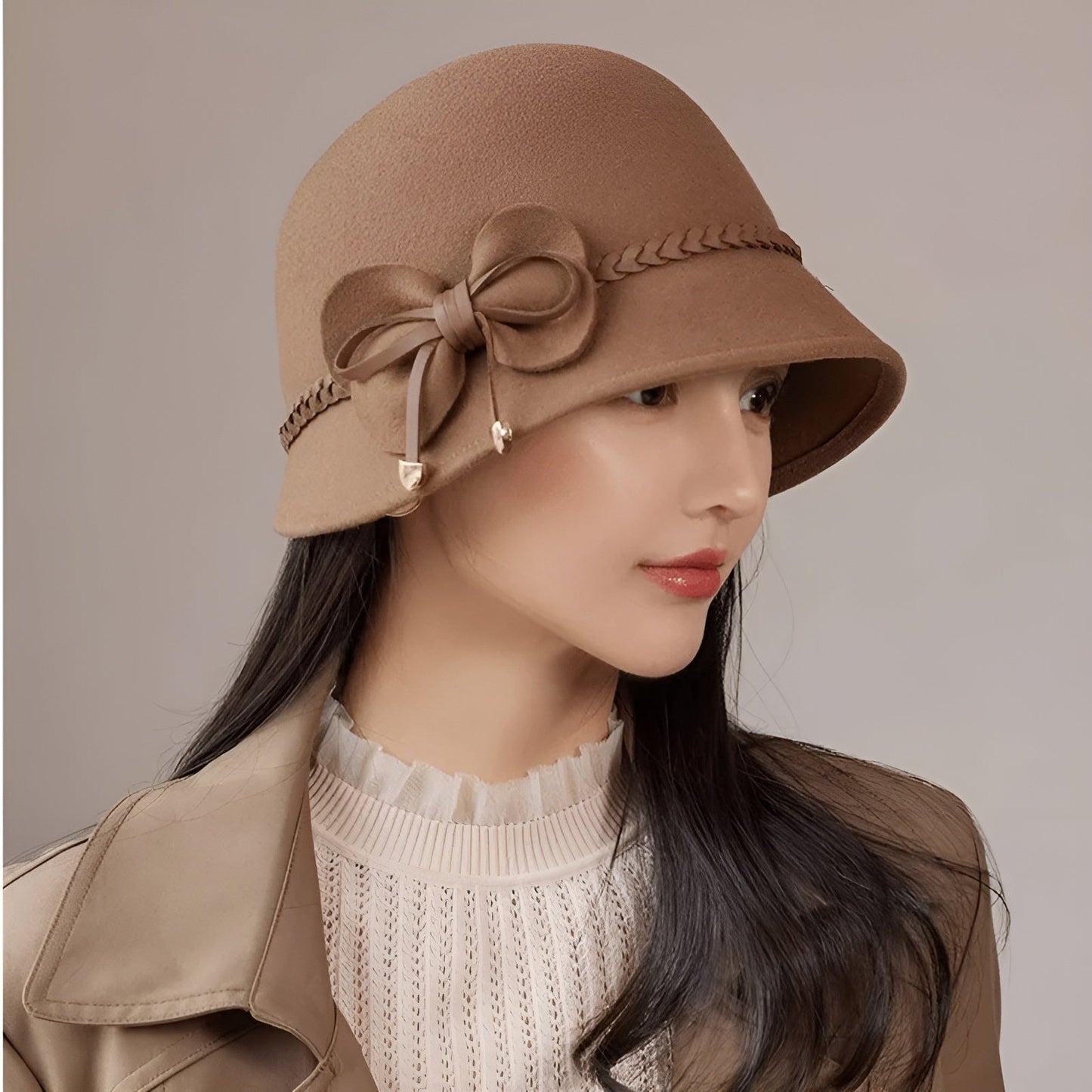 Femme portant un chapeau cloche élégant en extérieur