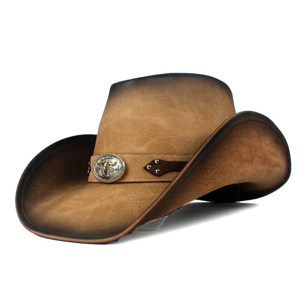 Chapeau cowboy en cuir sur fond de ciel bleu