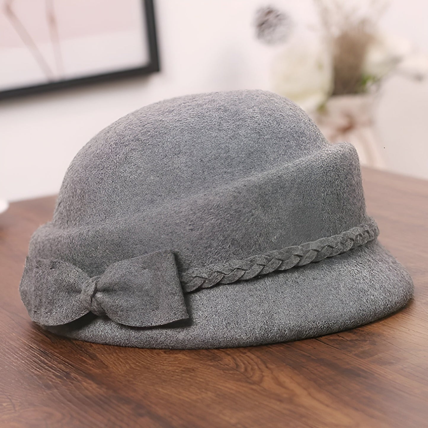 Chapeau cloche violet avec bordure en dentelle