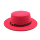 Chapeau Fedora rouge vif sur un fond neutre