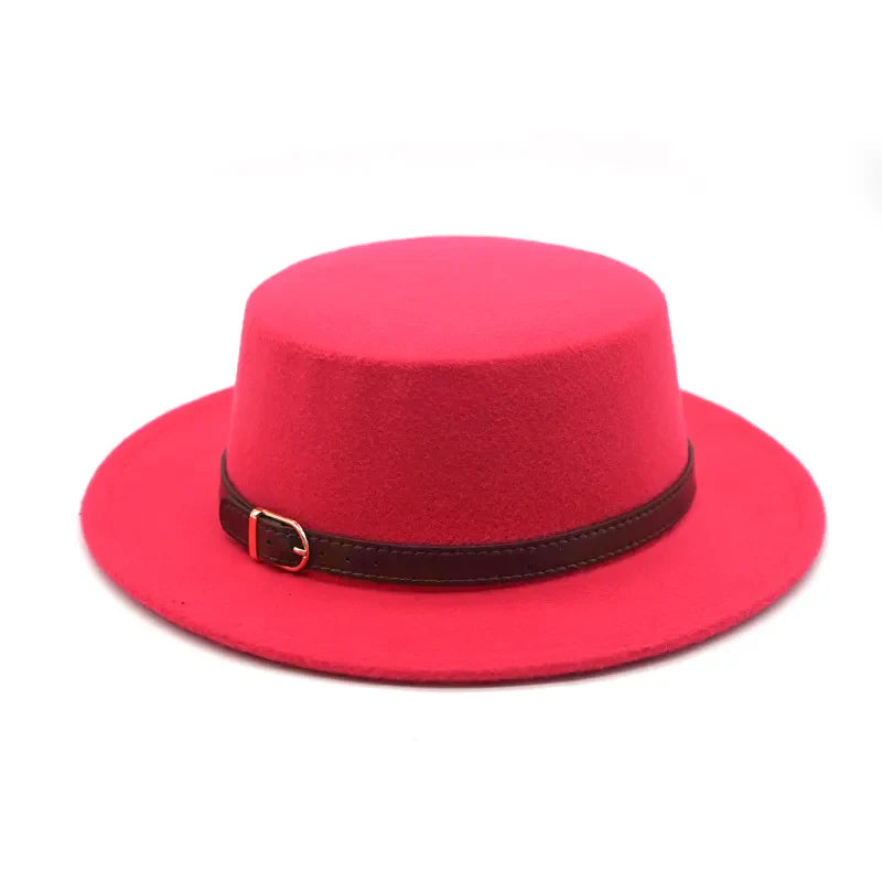 Chapeau Fedora rouge vif sur un fond neutre