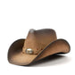 Femme portant un chapeau cowboy en cuir, regard lointain