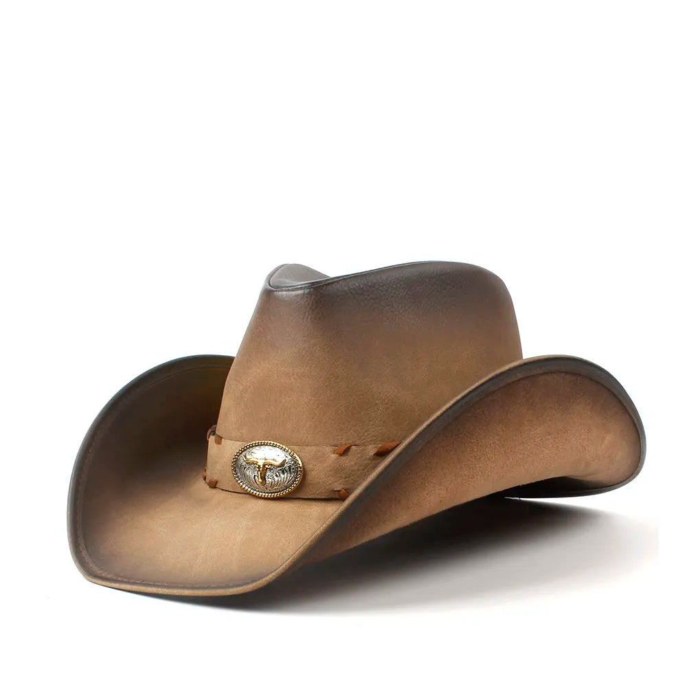 Femme portant un chapeau cowboy en cuir, regard lointain