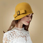 Chapeau cloche en velours vert avec finition soignée