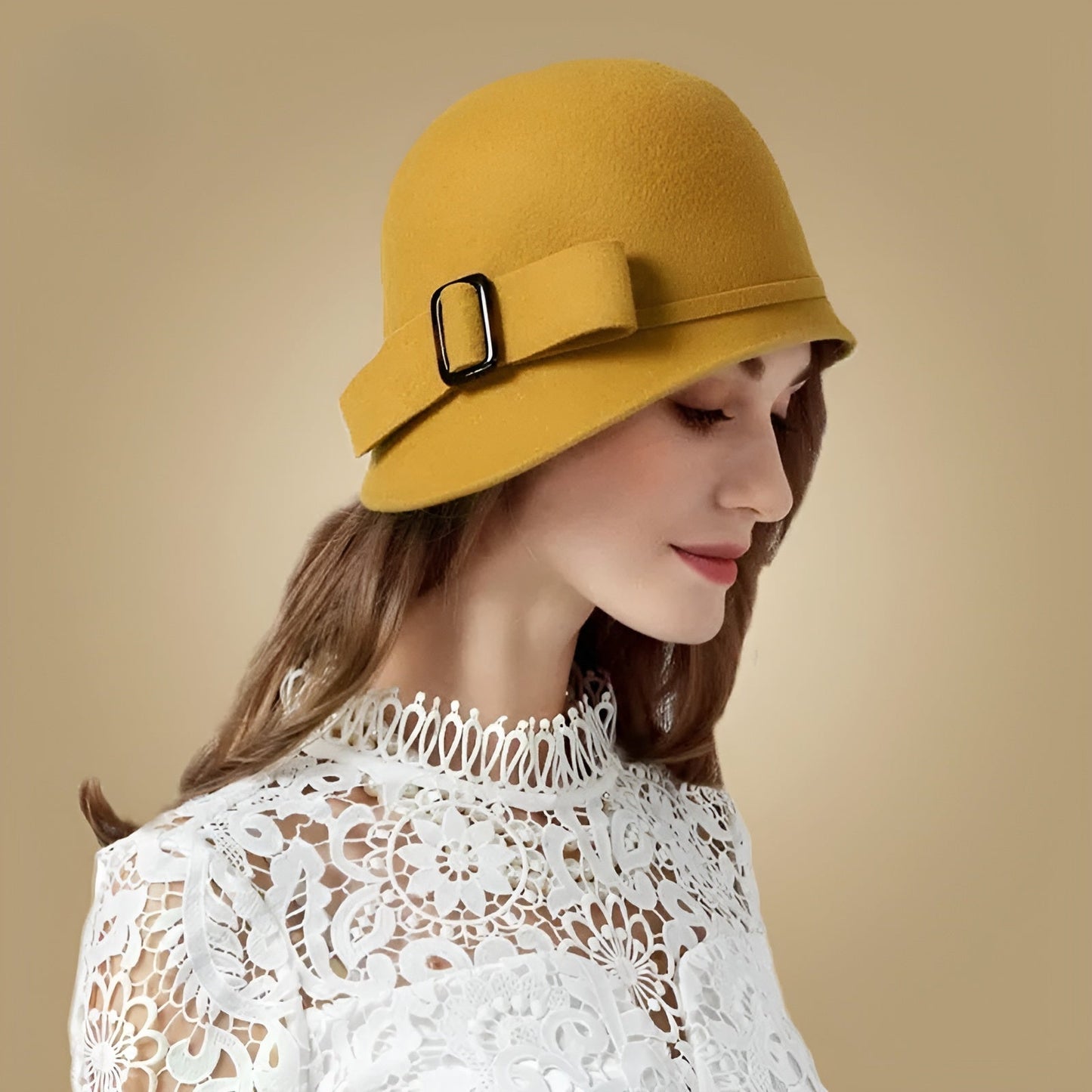 Chapeau cloche en velours vert avec finition soignée