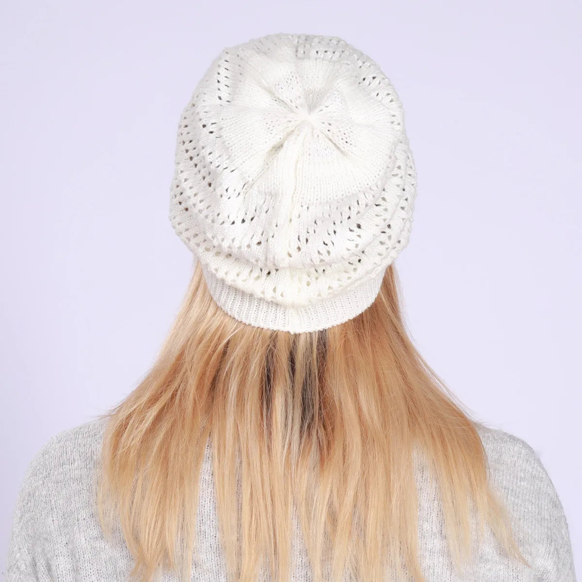 Gros plan sur la maille torsadée d'un bonnet bleu