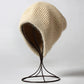 Bonnet posé sur une table en bois, lumière naturelle
