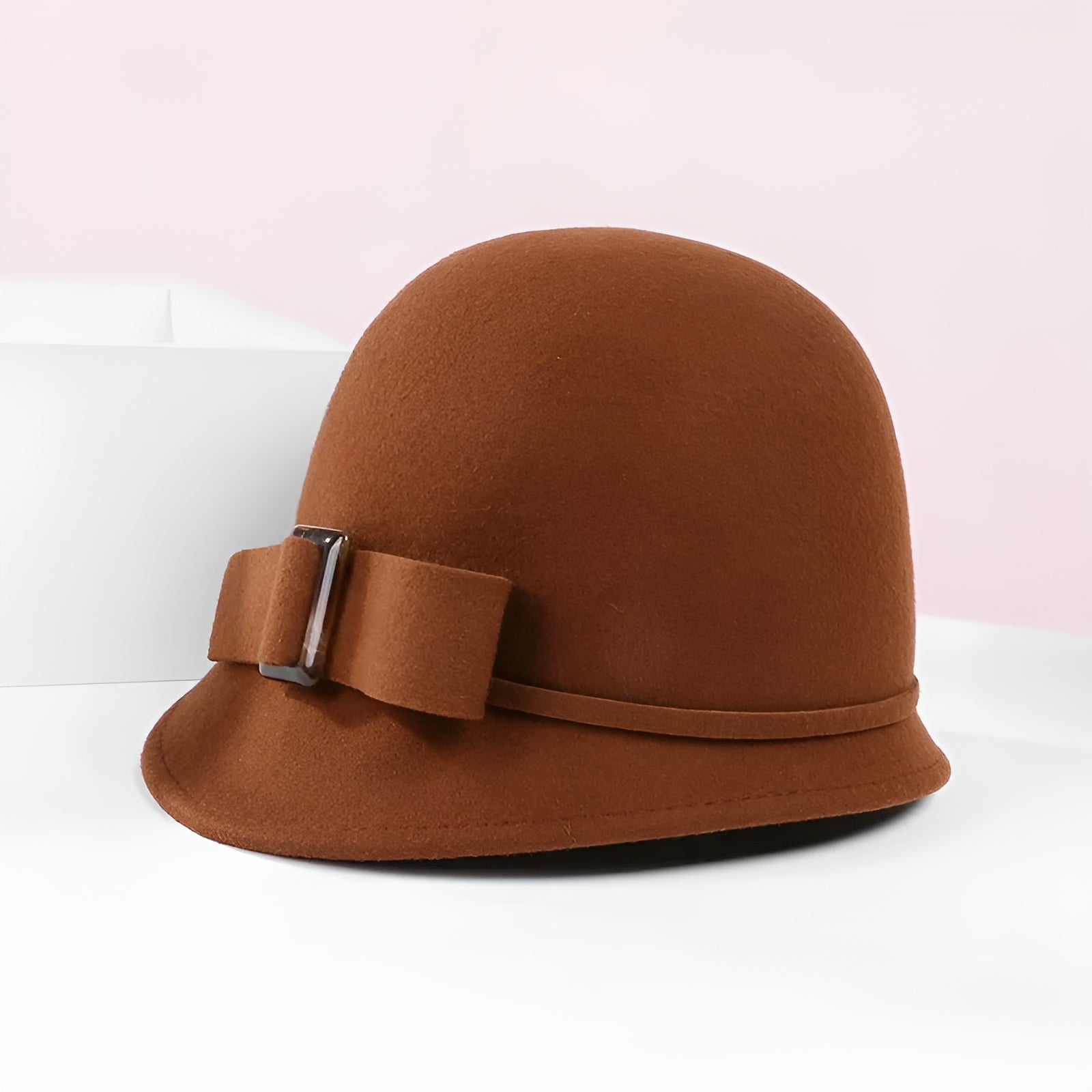 Vue de profil d'un chapeau cloche beige avec bord large