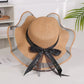 Gros plan sur le bord du chapeau, montrant la finesse du tissage