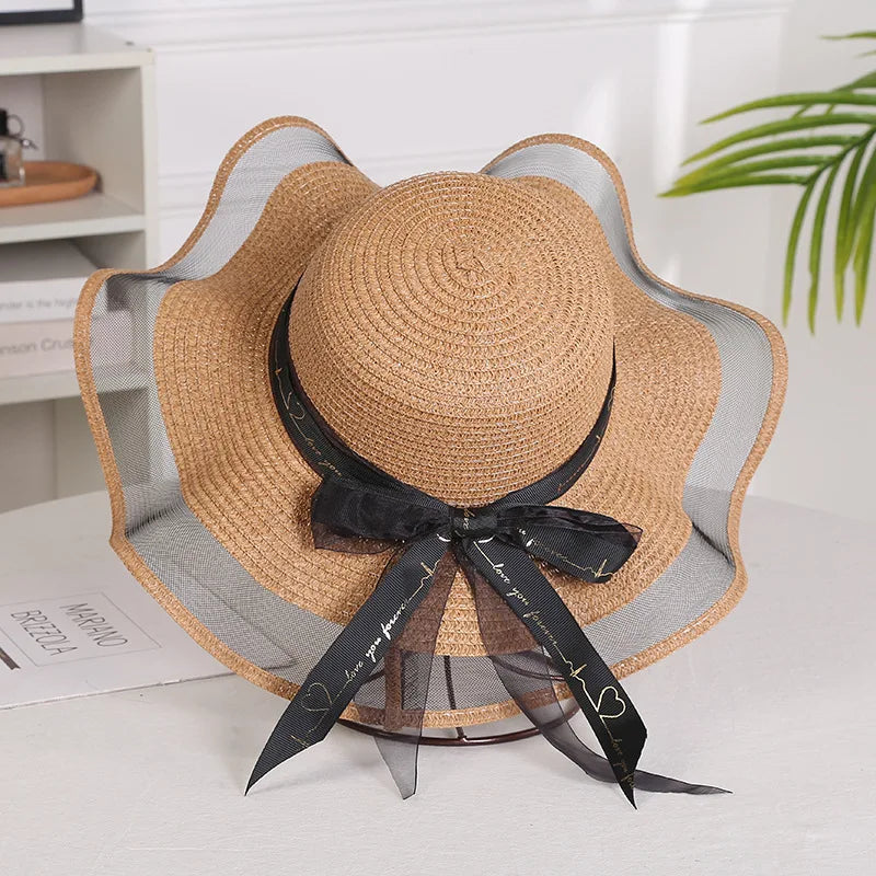 Gros plan sur le bord du chapeau, montrant la finesse du tissage