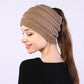 Femme portant un bandeau en tricot blanc, cheveux lâchés