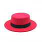Détail de la bande en cuir d'un chapeau Fedora brun foncé