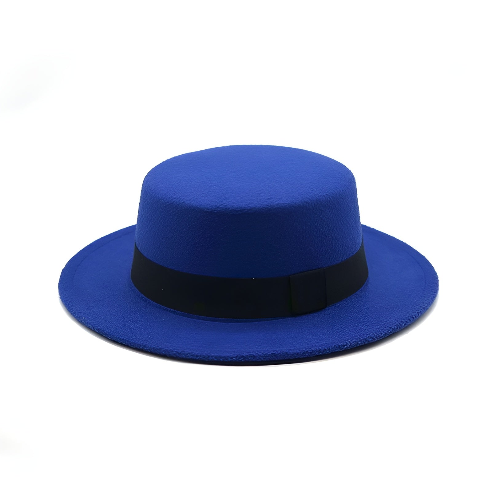 Chapeau Fedora rouge vif sur fond blanc, mettant en valeur sa forme