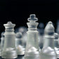 Vue d'ensemble d'un jeu d'échecs en verre flottant