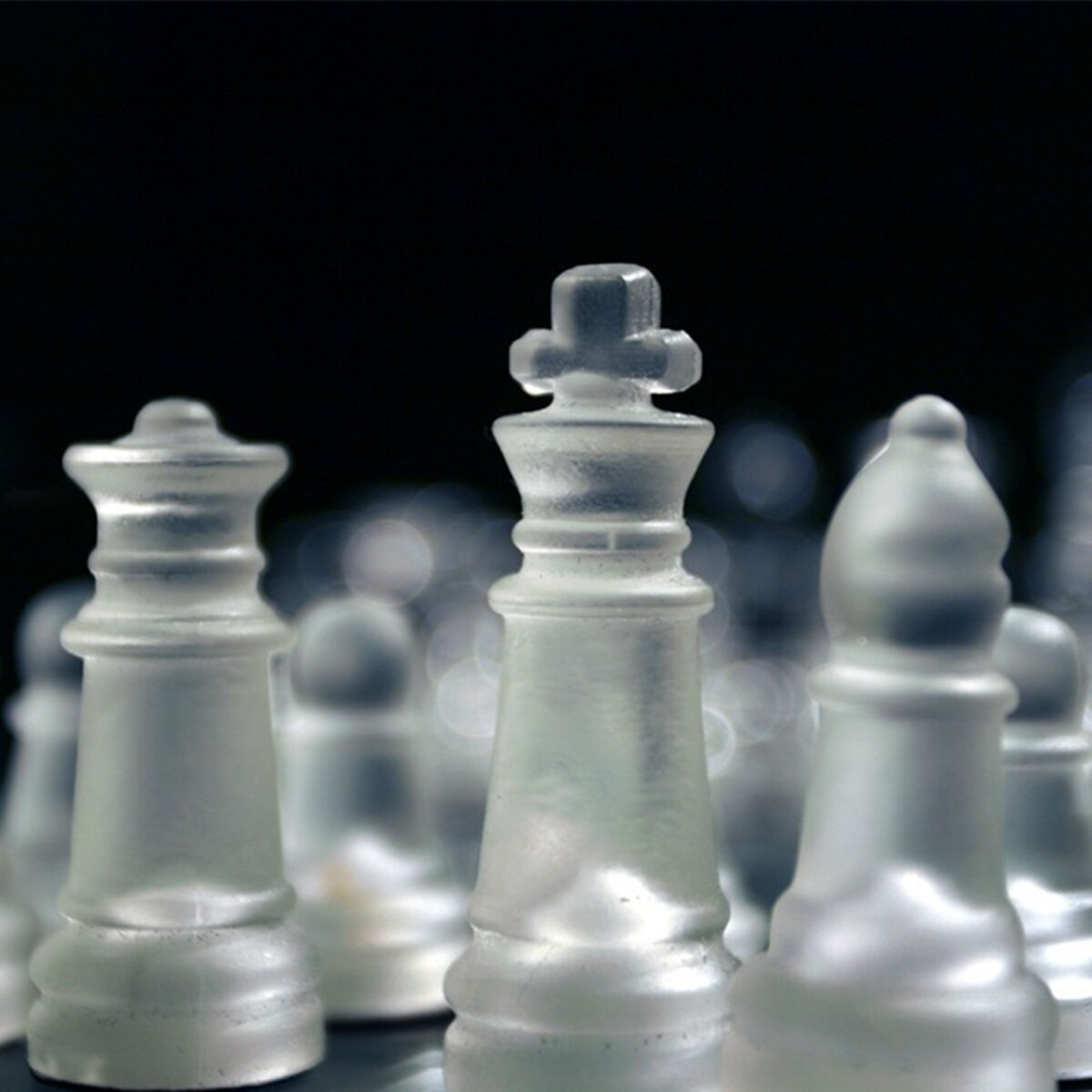 Vue d'ensemble d'un jeu d'échecs en verre flottant