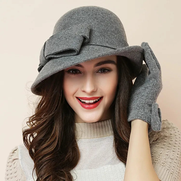 Chapeau cloche beige avec ruban noir, style rétro chic
