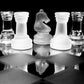 Pièces d'échecs en verre sur échiquier aux lignes pures
