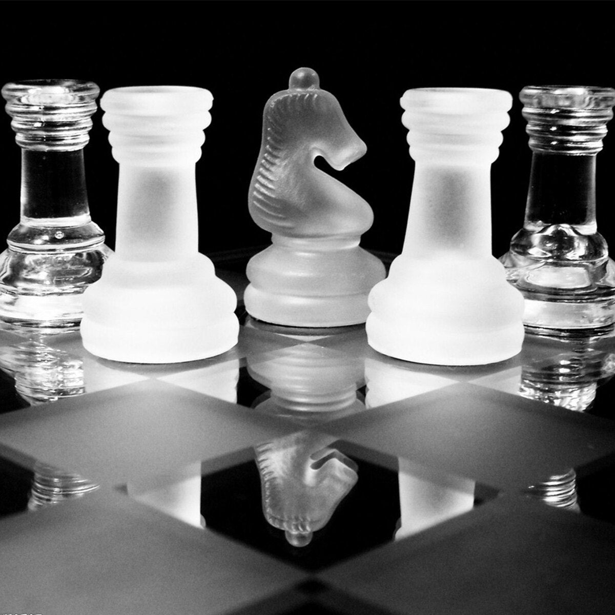 Pièces d'échecs en verre sur échiquier aux lignes pures