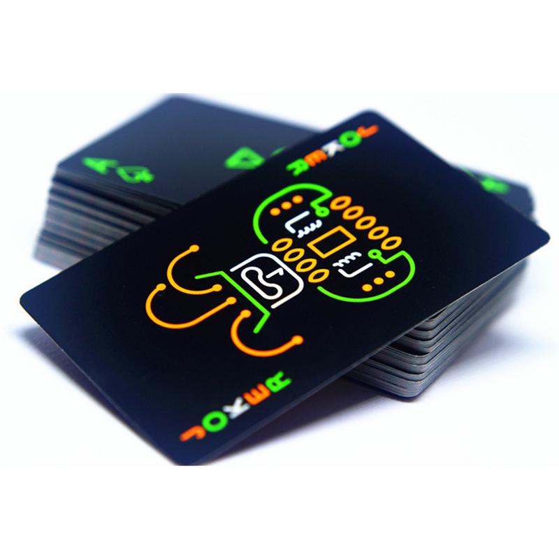 Vue de côté des cartes fluo empilées sur table noire