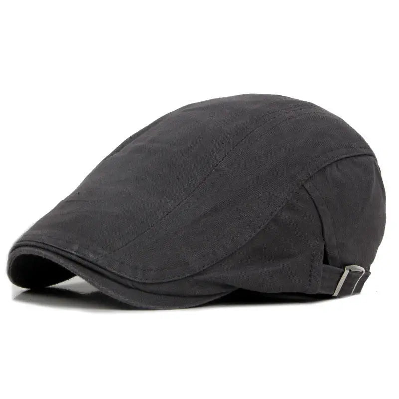 Homme de profil avec un béret, style décontracté