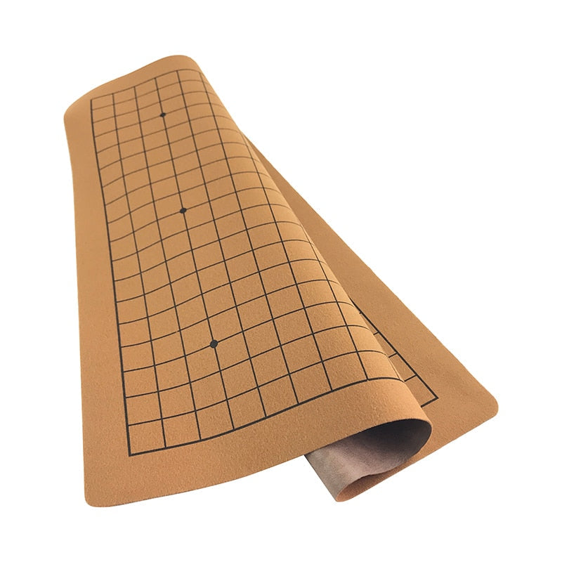Goban en daim 19x19 avec pierres de jeu posées