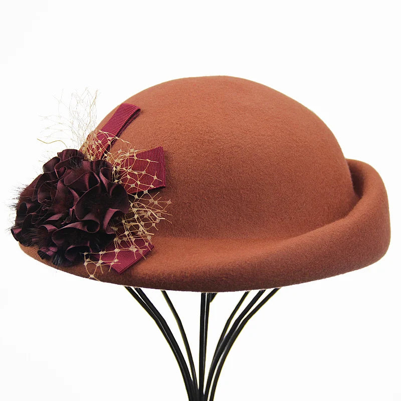 Détail d'une fleur brodée sur un béret chic