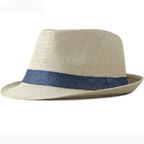 Chapeau de paille sur une table avec des lunettes de soleil