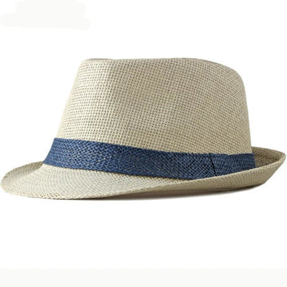 Chapeau de paille sur une table avec des lunettes de soleil
