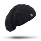Homme ajustant son bonnet en tricot