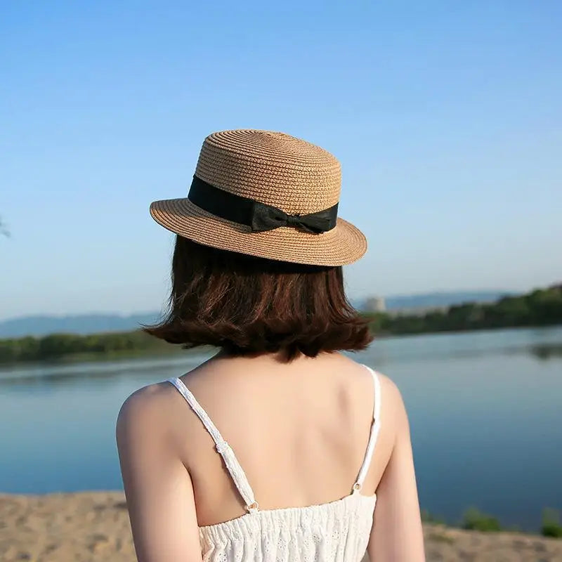 Chapeau Panama beige avec bande noire, vue de côté