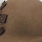 Vue latérale d'un béret avec motif floral délicat