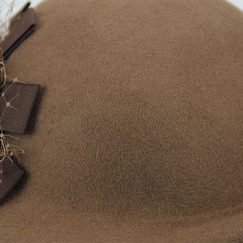 Vue latérale d'un béret avec motif floral délicat