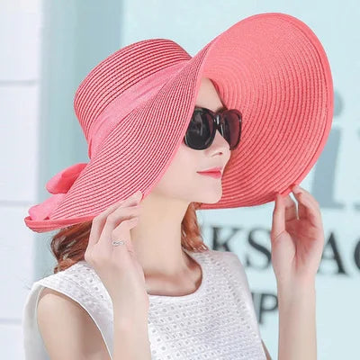 Chapeau de paille avec bord replié pour le transport