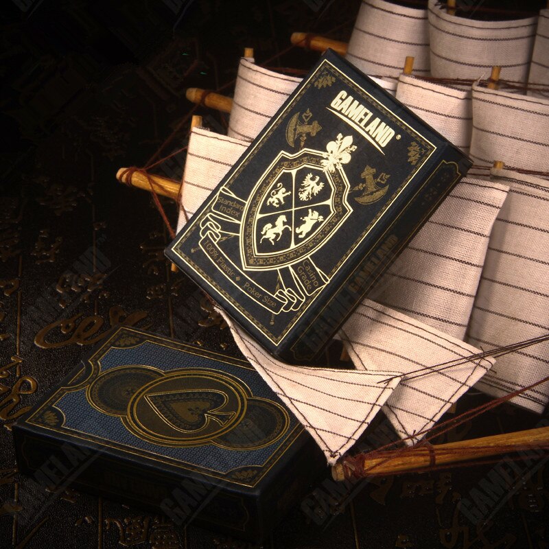 Vue rapprochée des motifs ornementaux dorés sur les cartes