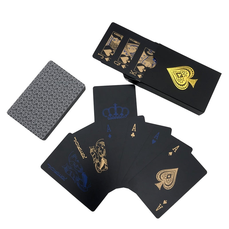Cartes de jeu noires et or sur fond blanc