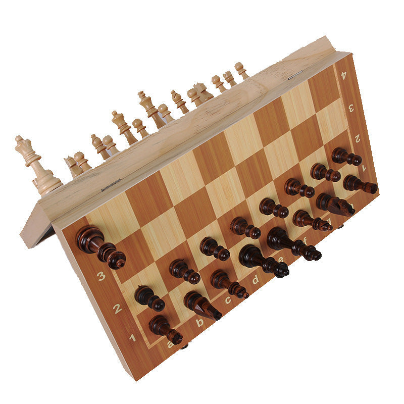 Pièces d'échecs en bois rangées dans le plateau magnétique